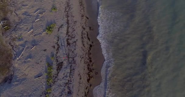 Zwei Spaziergänger Ufer Des Galiote River Bei Sonnenuntergang Auf Anticosti — Stockvideo