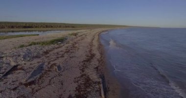 Anticosti Adası, Quebec 'te (Kanada) Sunset' te Galiote Nehri kıyısında Yürüyen İki Kişi)