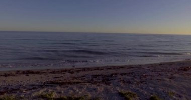 Quebec, Anticosti Adası 'ndaki Sunset' te Galiote Nehri kıyısında insansız hava aracı uçuyor.)