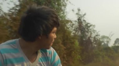 Anticosti Adası, Quebec 'te (Kanada) Sunset' te Galiote Nehri kıyısında Yürüyen İki Kişi)