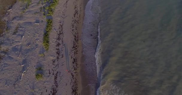 Deux Personnes Marchant Près Rive Rivière Galiote Coucher Soleil Sur — Video