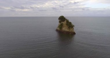 Kolombiya 'nın Tumaco şehrinde Pasifik Okyanusu' ndaki El Morro Sahili 'ne çok yakın küçük bir parça peynir şeklinde bir ada.  