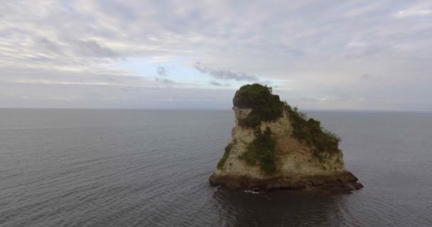 Pequena Ilha Forma Pedaço Queijo Muito Perto Praia Morro Oceano — Vídeo de Stock