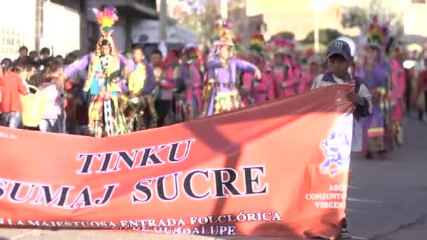 スクレ チュキサカ ボリビア 2013年9月15日 典型的で民俗的なボリビアのダンスグループカラフルな衣装と羽の帽子を持つ ティンク として知られています — ストック動画
