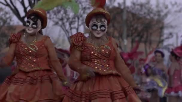 Сукре Чукисака Боливия Сентября 2013 Типичная Фольклорная Боливийская Танцевальная Группа — стоковое видео