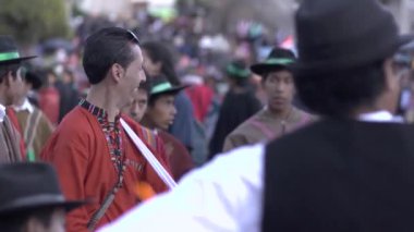 Sucre, Chuquisaca / Bolivya - 15 Eylül 2013: Panço Giyen, Rüzgâr Aracı Çalan Bir Grubun Önünde Davul Çalan Adam