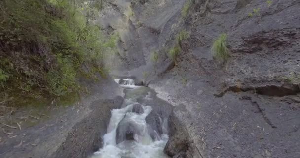 Rzeka Pełna Skał Kamieni Wszystkich Rozmiarów Środku Roślinności Sorata Paz — Wideo stockowe