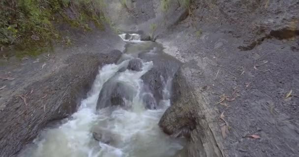 Rio Cheio Rochas Pedras Todos Tamanhos Meio Vegetação Sorata Paz — Vídeo de Stock