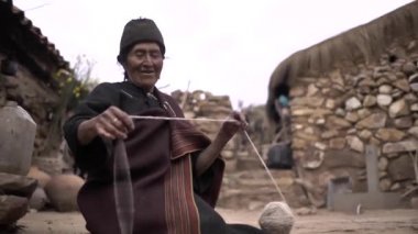 Angola, Chuquisaca / Bolivya - 2 Kasım 2014: Esmer Kadın Yerli Özellikleri ve Geleneksel Giysileri Spindle ve Manuel Tekerleği Kullanıyor