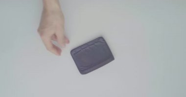 Adamın Elleri Deri Cüzdan Tutuyor Üzerinde Beyaz Masa Üzerinde Bazı Faturalar Var