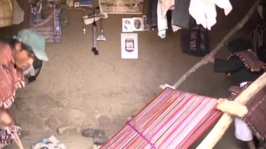 Angola, Chuquisaca / Bolivya - 2 Kasım 2014: Evden Çıkmadan Önce Giysilerini Düzenleyen Yerel Özellikli Küçük Çocuk