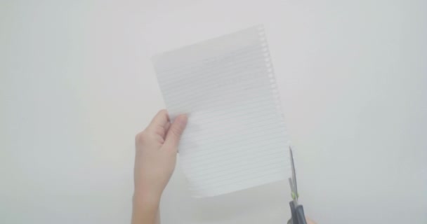 拉丁女人的手砍下一张纸 把那张无用的纸扔到一张白色的背景表上 — 图库视频影像
