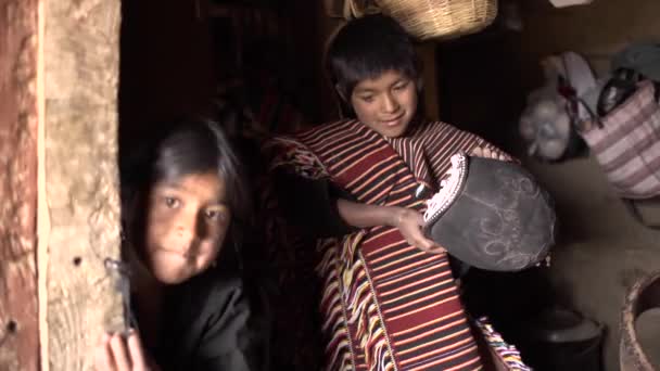 Angola Chuquisaca Bolivya Kasım 2014 Evden Çıkmadan Önce Giysilerini Düzenleyen — Stok video
