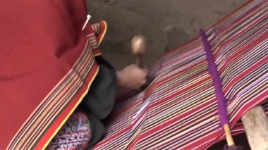 Yerel Özellikleri ve Geleneksel Giysileri Olan Kahverengi Kadının Elleri Evinde Bir Tahta Sopayla Örüyor
