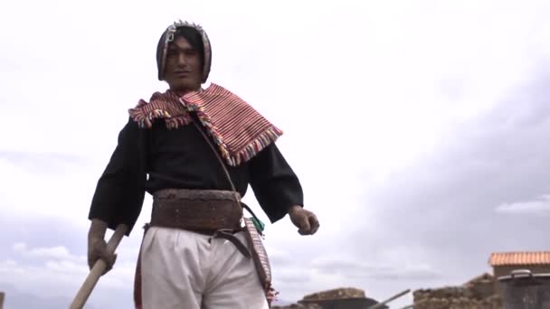 Angola Chuquisaca Boliwia Listopada 2014 Człowiek Brązowy Rdzennymi Cechami Tradycyjnymi — Wideo stockowe