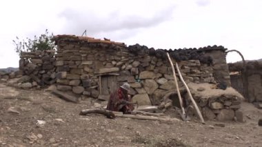 Esmer Yaşlı Adam Geleneksel Giysileri Kullanıyor Bir Tahta Sopayı Kazmayla Kesiyor