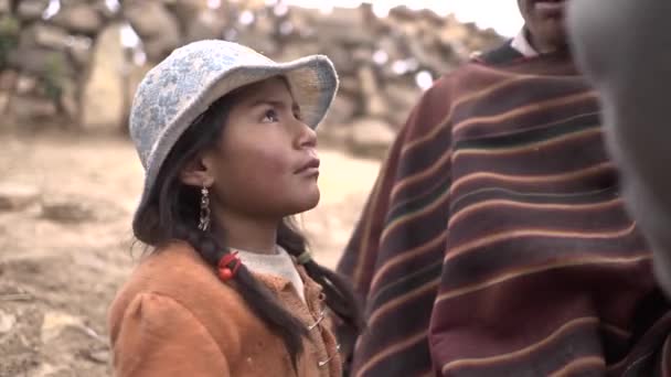 アンゴラ チュキサカ ボリビア2014年11月2日 先住民族の特徴を持つ少女 顔と汚れた服がカメラを見る — ストック動画