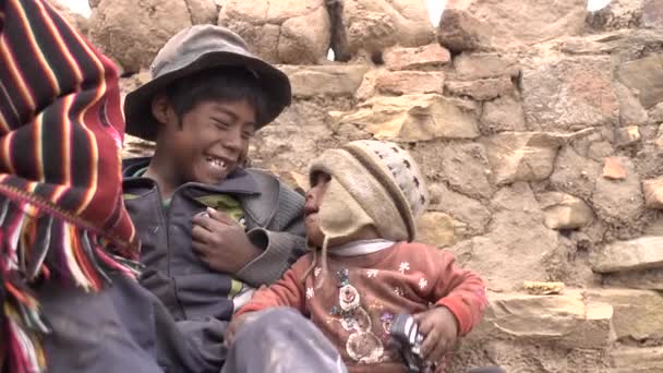 Angola Chuquisaca Bolivia Noviembre 2014 Pequeño Bebé Con Rasgos Indígenas — Vídeos de Stock