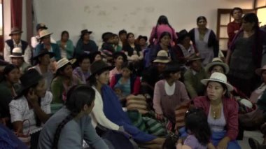 Sucre, Chuquisaca / Bolivya - 7 Nisan 2014: Örgülü Yerli Kadınlar Grubu, Bazıları Şapkalı ve Etekli, Koltuklarda Oturanlar veya Yerlerde Oturanlar 