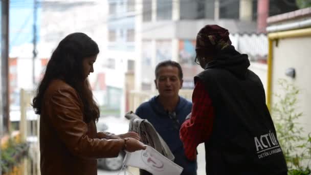 Paz Bolivia November 2018 Latin Young Woman Geeft Een Geschenk — Stockvideo