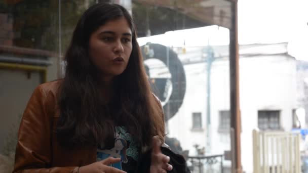 Paz Bolivia November 2018 Latijnse Vrouw Spreekt Drukt Haar Ideeën — Stockvideo