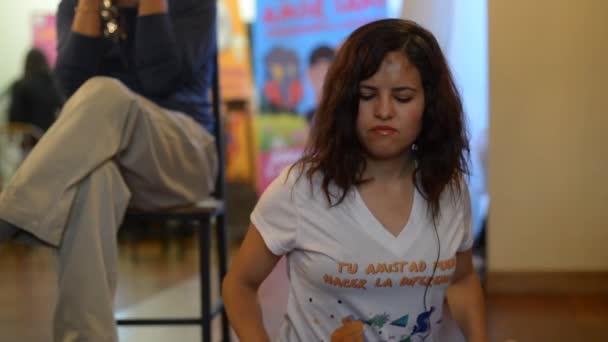 Paz Βολιβία Νοεμβρίου 2018 Νεαρή Λατίνα Γυναίκα Κάθεται Στο Πάτωμα — Αρχείο Βίντεο