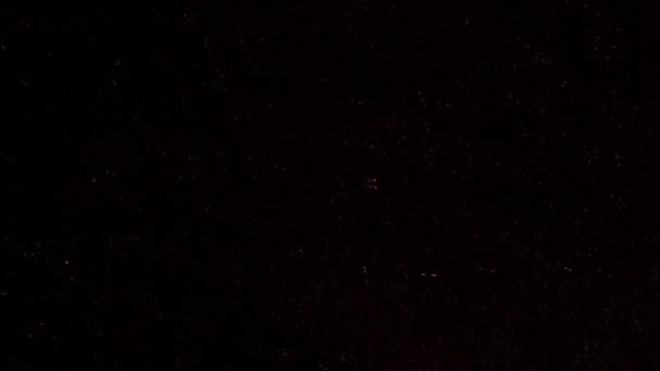 Étincelles dans le feu de camp au coucher du soleil dans la zone de camping dans l'île d'Anticosti, Québec, Canada. 