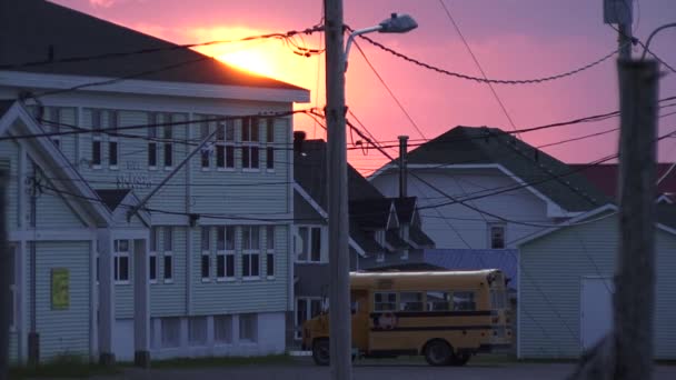 Ônibus Escolar Estacionado Frente Prédio Escolar — Vídeo de Stock