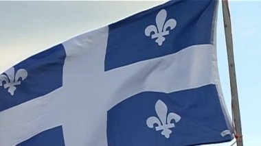 Anticosti Adası, Quebec / Kanada - 28 Temmuz 2008: Orta Yol 'da Beyaz Haçlı Mavi Bayrak ve Her Tarafta Fleur-de-lis Sembolü