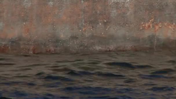 Окисленная Стена Рядом Морем Волны Воды Имеют Движение — стоковое видео