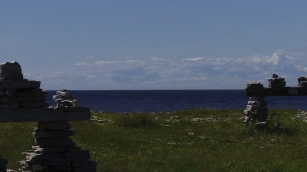 Rochas Campo Grama Perto Água Mar Anticosti Island Quebec Canadá — Vídeo de Stock