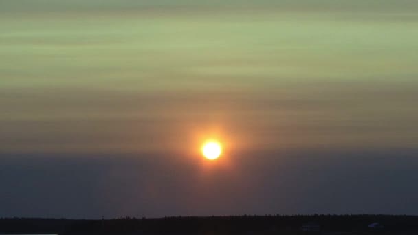 Solnedgang Med Himmel Dækket Mørke Skyer Solen Helt Orange – Stock-video