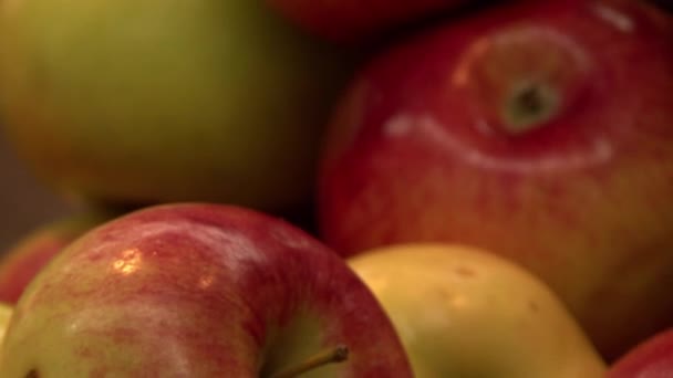 Několik Nahromaděných Červených Jablek Jedno Nich Poškozené — Stock video