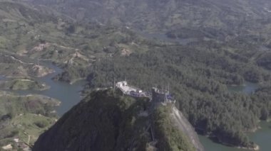 Taşın görünüşü, Guatap Peol ve adalara benzeyen küçük tepelerin yamaçları V-Log 'da çekildi.