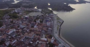 Guatape Köyü, Asphalted Caddesi, Küçük Evler, Meydanlar ve Kilise Manzarası