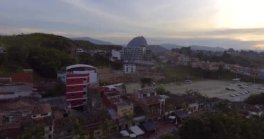 Hafif Bulutlu Bir Öğleden Sonra 'da Guatape Köyü' nün Hava Görüntüsü