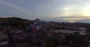 Hafif Bulutlu Bir Öğleden Sonra 'da Guatape Köyü' nün Hava Görüntüsü