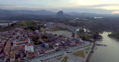 Guatape Köyü, Asphalted Caddesi, Küçük Evler, Meydanlar ve Kilise Manzarası 