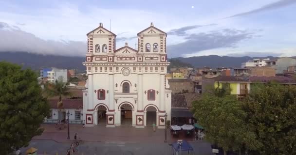 Guatape Antiokvia Kolumbie Srpna 2019 Kostel Vesnice Lehce Oblačném Odpoledni — Stock video