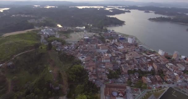 Luftaufnahme Des Dorfes Guatape Einem Leicht Bewölkten Nachmittag — Stockvideo