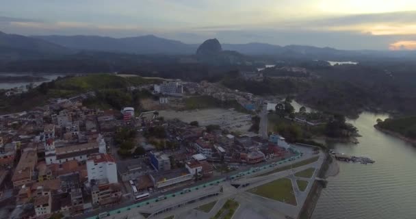 Luftaufnahme Des Dorfes Guatape Einem Leicht Bewölkten Nachmittag — Stockvideo