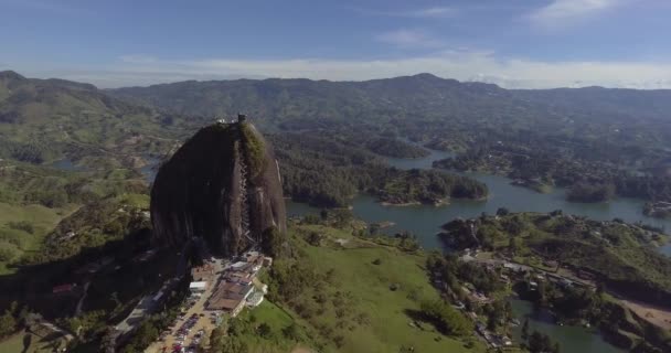 島のように見える小さな丘の石 Guatap Peolと斜面の眺め — ストック動画