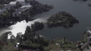 Taşın manzarası, Guatap Penol ve etrafı adalara benzeyen küçük tepelerin yamaçları V-Log 'da çekildi.