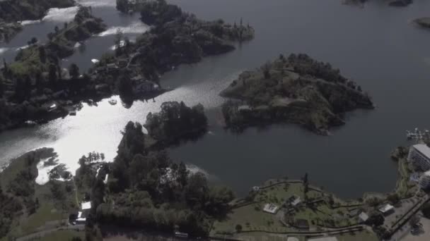 Вид Камень Гуатап Пенол Склоны Окружающих Холмов Похожих Острова Shot — стоковое видео