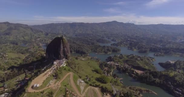 Blick Auf Den Stein Den Guatap Peol Und Die Hänge — Stockvideo