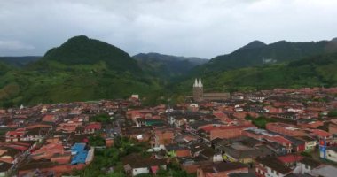 Jardin, Antioquia / Kolombiya 'da Yeşil Dağlar, Ağaçlar ve Bitkilerle çevrili evler