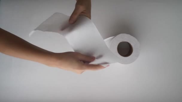 女人的手剪下一些卫生纸 折叠起来放在白底桌子的中间 — 图库视频影像