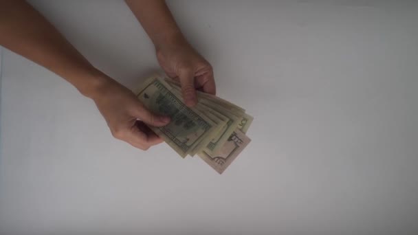 Mains Femme Compter Les Projets Loi Dollars Sur Une Table — Video