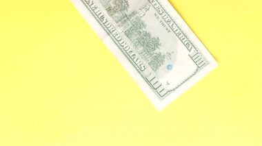 Beş Dolarlık Faturalar, Yüz Dolarlık, Sarı Arkaplan 'a Elli Atılmış