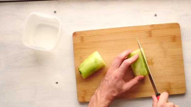 White Man Hand Snijden Van Een Komkommer Een Snijplank Een — Stockvideo
